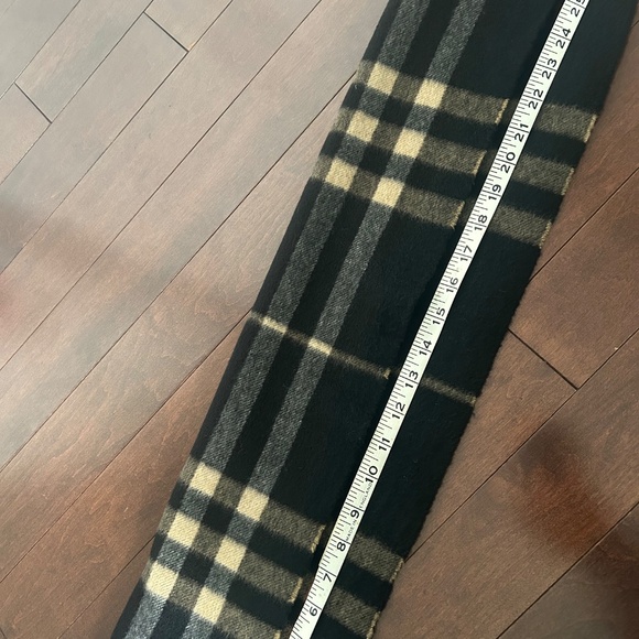 Authentic Burberry 100 percent cashmere unisex scarf - Picture 2 of 5